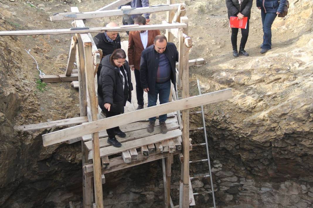 Türk bayrağı dikmek için toprağı kazınca şoke oldular! Kazdıkça yenisi çıkıyor. Yetkililer bölgeyi incelemeye aldı 11